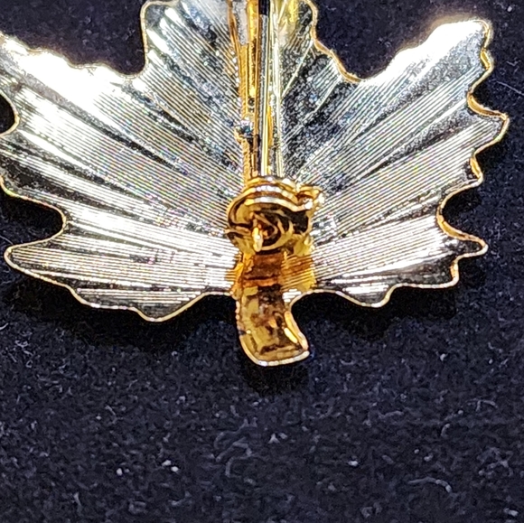 Gold Tone Maple Leaf Pin Brooch - Picture 6 of 7